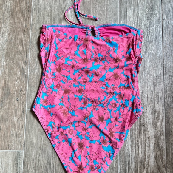 XiRENA one- piece swimsuit size M - Picture 2 of 3